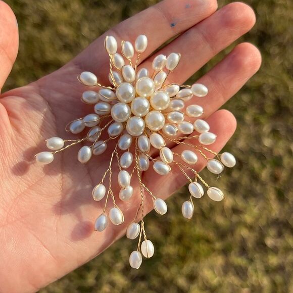 Elegant Pearl Floral Brooch Vintage Inspired Statement Accessory - Picture 13 of 16